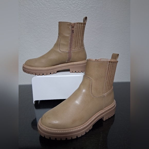 Time and Tru Women's Lug Chelsea Tan Brown Beige Memory Foam BOOT - Picture 2 of 6